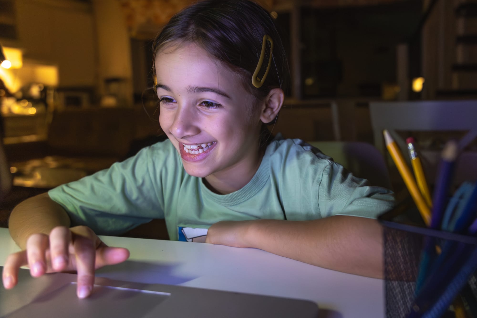Estudante usando computador, representando o uso da tecnologia na educação e o engajamento promovido por métodos modernos como a gamificação.