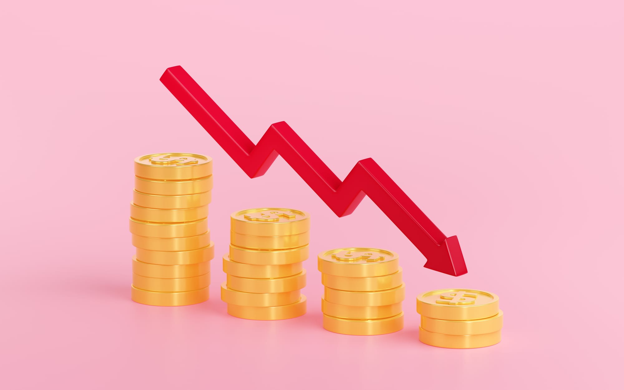 Gráfico 3D com seta apontando para baixo sobre pilhas de moedas, representando queda nos lucros ou redução de custos.