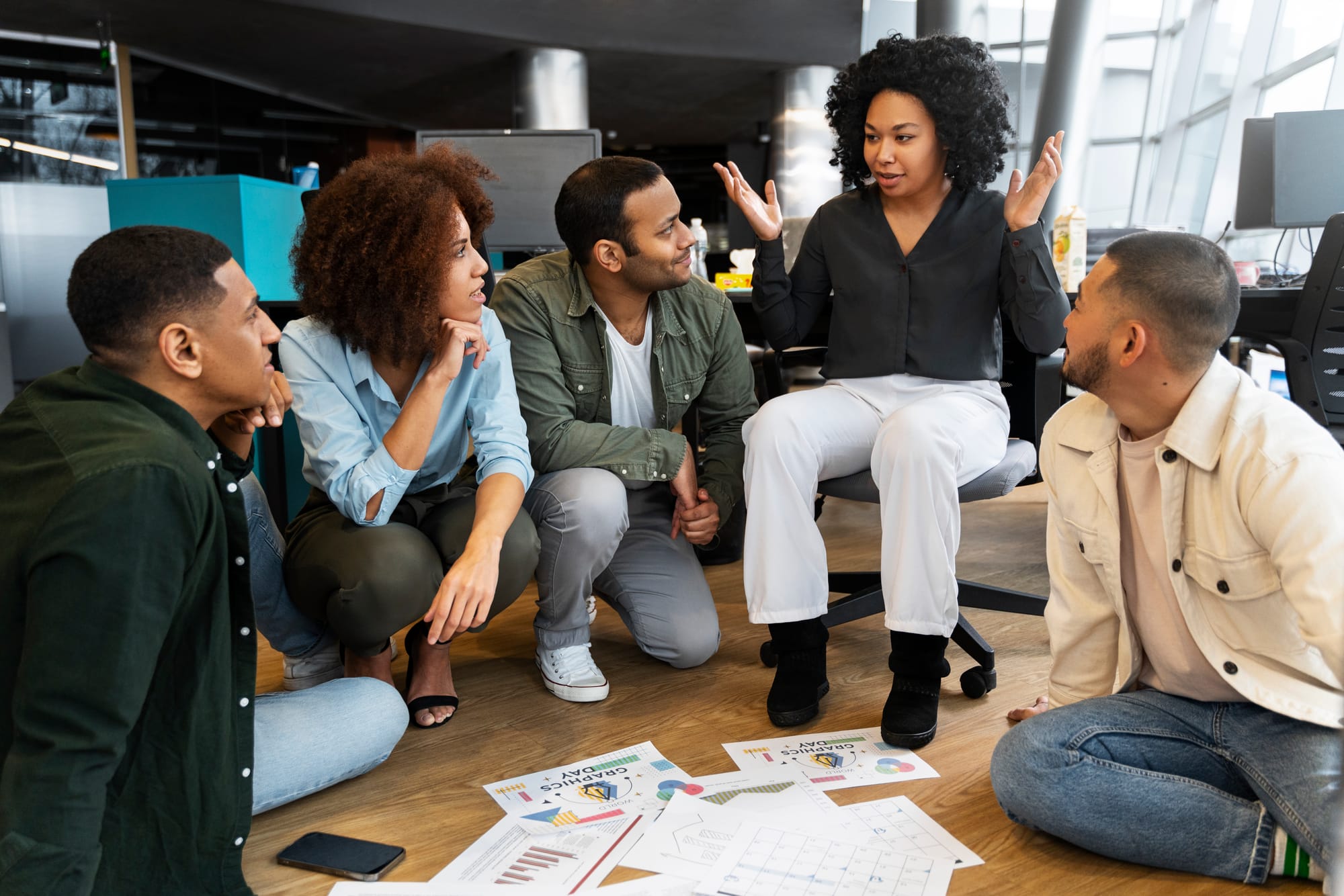 Equipe jovem em ambiente descontraído de trabalho, representando uma cultura organizacional moderna e colaborativa.