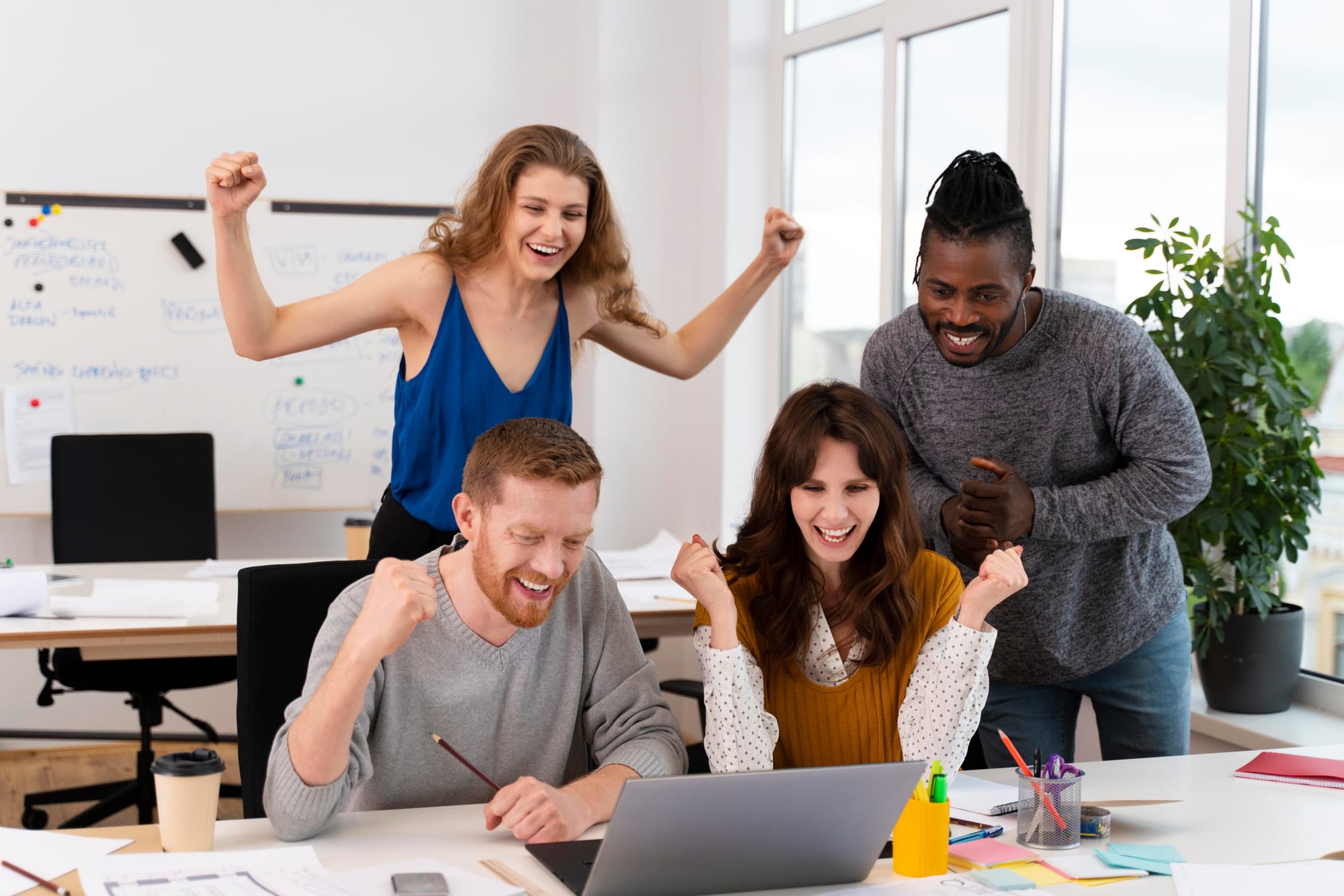 Equipe de colaboradores felizes comemorando em um ambiente de trabalho, representando os resultados positivos da gestão de pessoas eficaz.