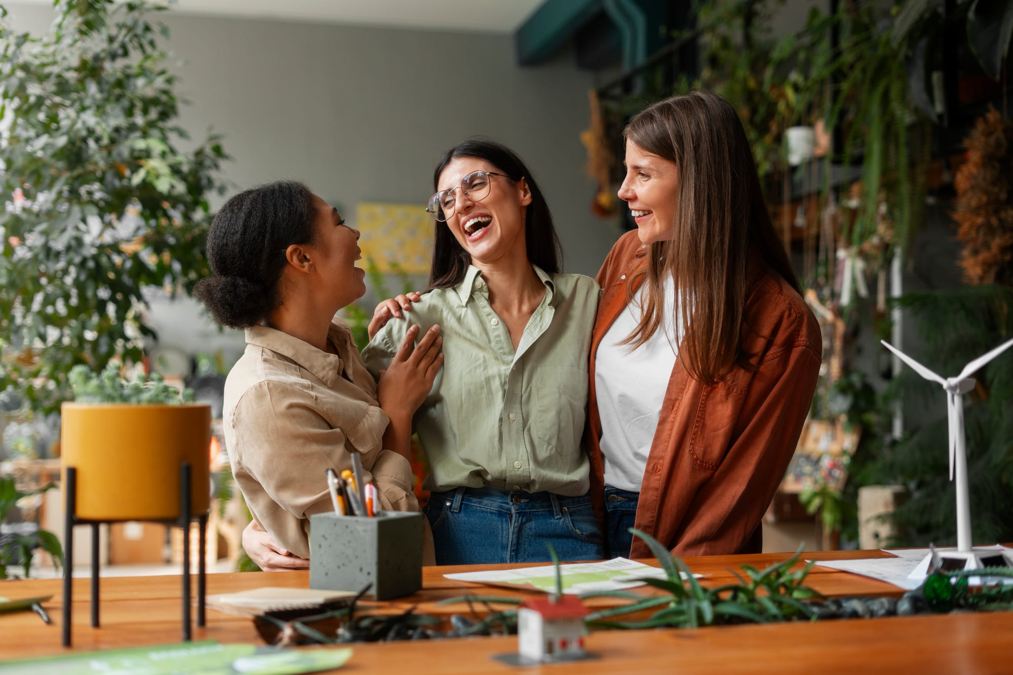 Profissionais de tecnologia colaborando para alcançar metas de sustentabilidade em um ambiente corporativo